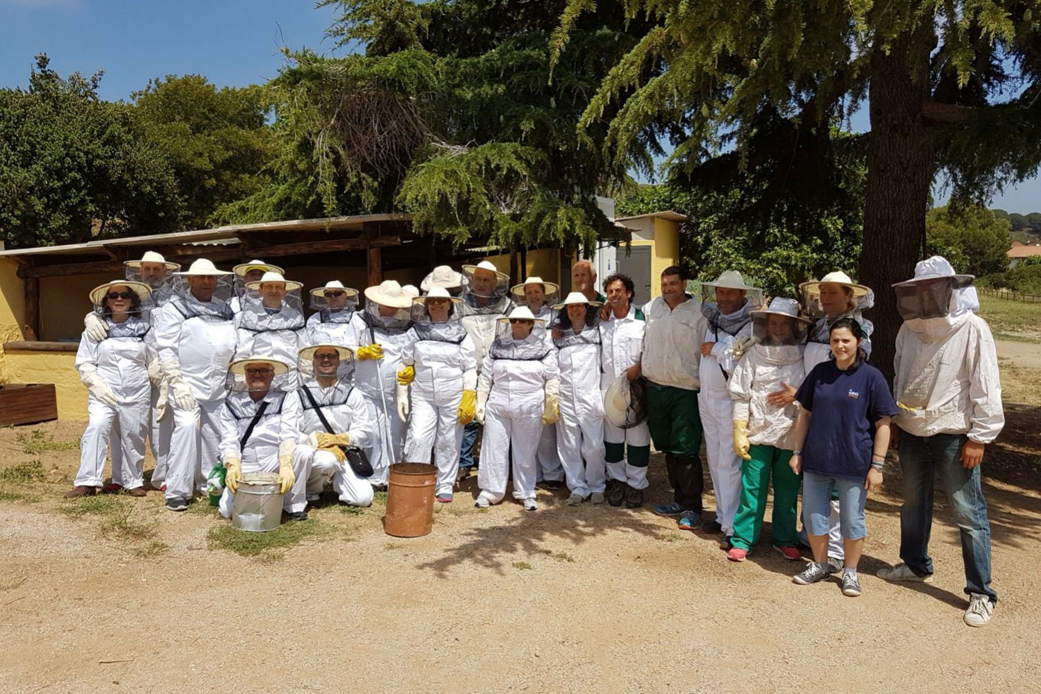 Equip d'abellaires de l'Aula apícola de Can Parcala